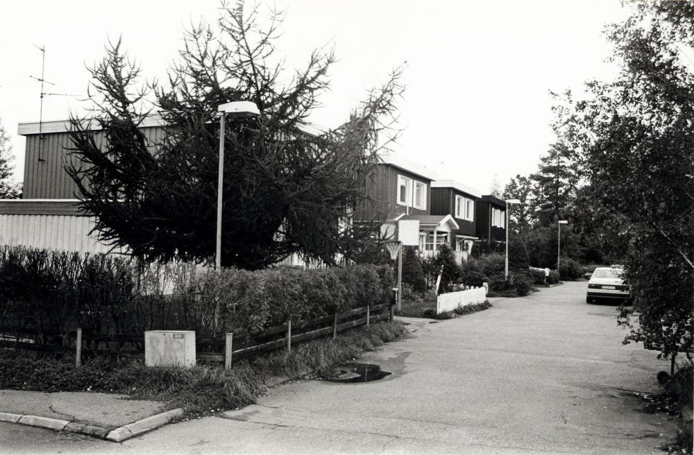 Kedjehus vid Västra Ryttarvägen i Bällsta, Vallentuna.  Husen kallas "ölbackarna"