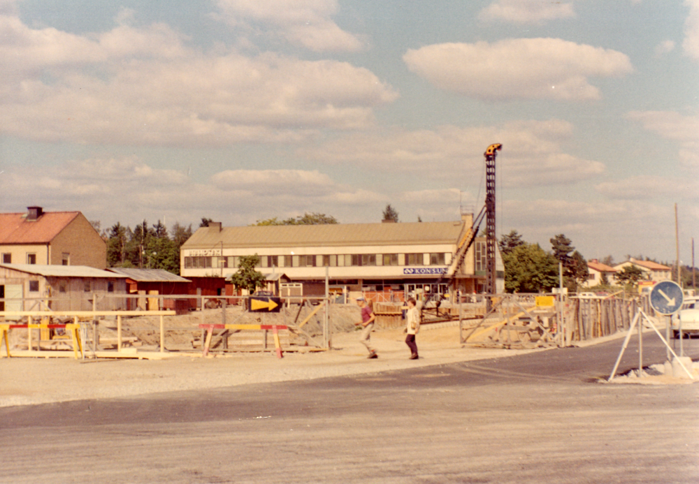 Byggnadsarbetet vid Tunahuset har påbörjats. Tunahuset invigdes den 1 oktober 1973 och inrymmer kommunala förvaltningslokaler, tand- och hälsovård samt affärslokaler och Försäkringskassa