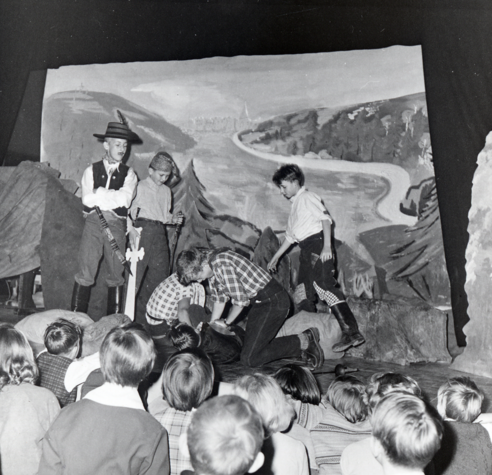 Skolbarnsteater  i  Hjälmsta skola. Längst till vänster Eddie Kullberg.Längst till höger Åke Rydal