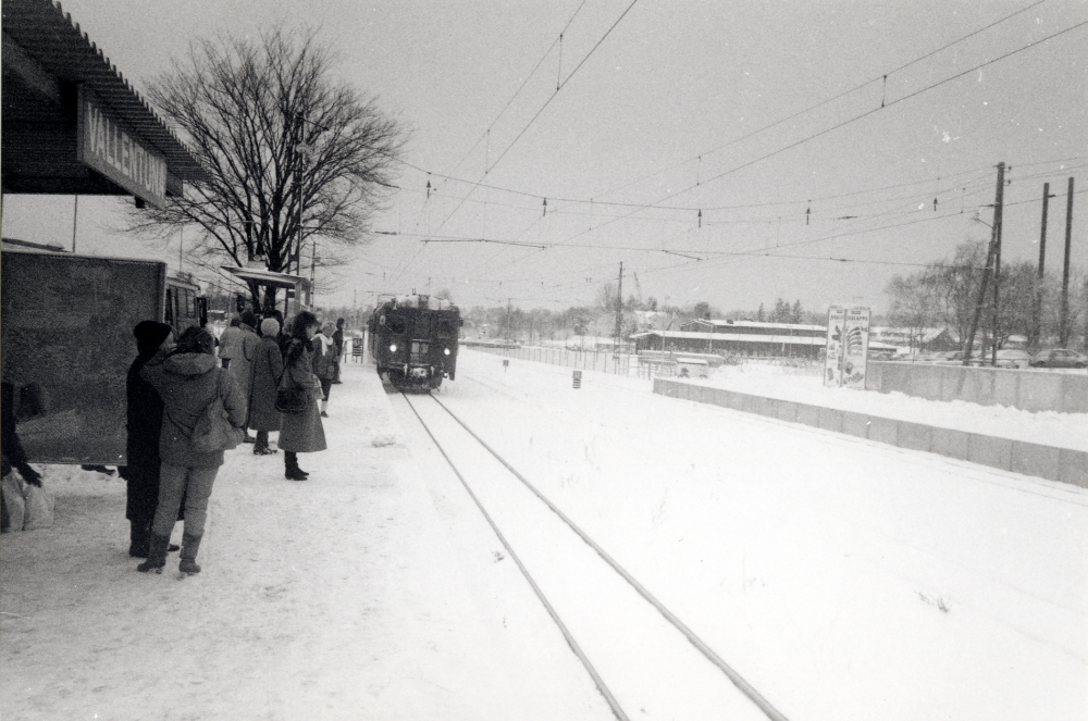 Vallentuna järnvägsstation en vinterdag i slutet av 1980-talet