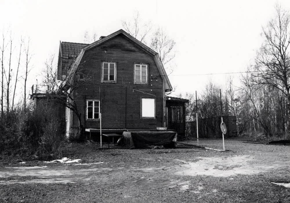 Fastigheten med adress Karlavägen 8. Under flera år har Sten Zetterlund haft auktionsfirma och auktioner på gårdsplanen, sedan han flyttat verksamheten från Åbyholms gård. Husen i området rivs och platsen bebyggs med bostadsrätte, som får namnet Hagaområdet med adress Engelbrektsvägen