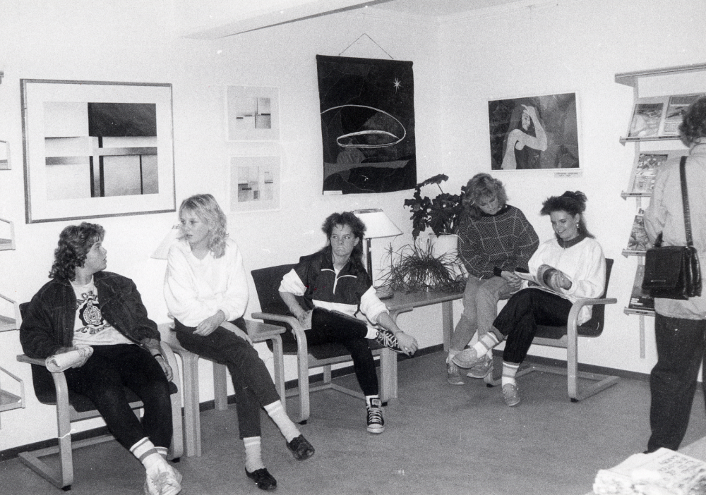 Karby bibliotek har reparerats sommaren 1987 och invigs med öppet hus 25 oktober. I nya läshörnan har ungdomarna samlats. Fr v Chatarina Schyman, Eva Hansson, Ann-Sofie Gustavsson, Sandra Jäderqivst och Eva-Lotta Gustavsson