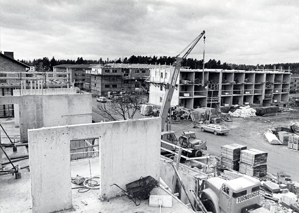 Bostadsrättsföreningen Tallen under byggnad hösten 1977. I bakgrunden skymtar Norrgården med vita hus. Gatan mellan husen är Fornminnesvägen