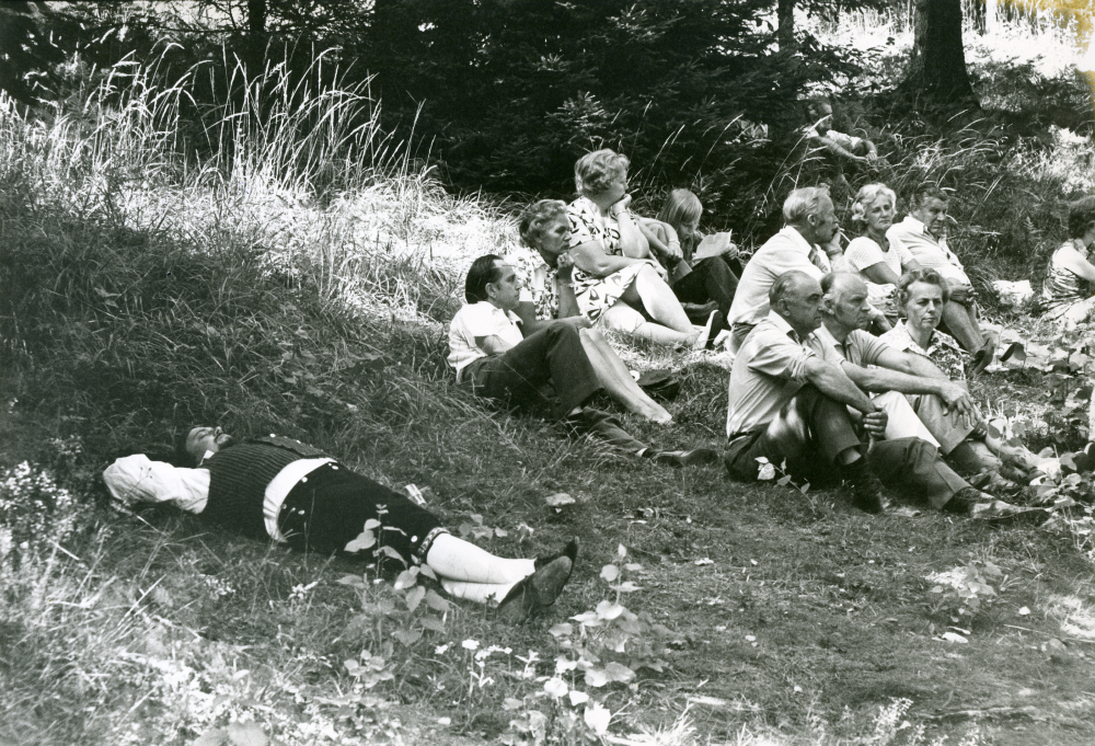 Centerpartiets sommarting vid Dragonhagens festplats i Brottby. Åhörarna har tagit plats i skuggan.
•Fotografiet ingår i bildserien ”Vardagsliv i Vallentuna kommun” av Rachael Gough-Azmier & Gunilla Blomé, Haga Studios HB.
