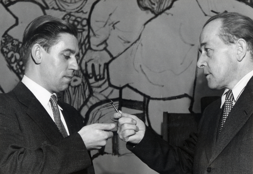 ABF-biblioteket  blir  Vallentuna folkbibliotek  ABF-bibliotekarien  Bernhard Bengtsson  överlämnar ABF-bibliotekets nyckel till kommunalkamrer  Tord Lindblom , som representant för Vallentuna kommun, då bibliotkets överläts som gåva till kommunen