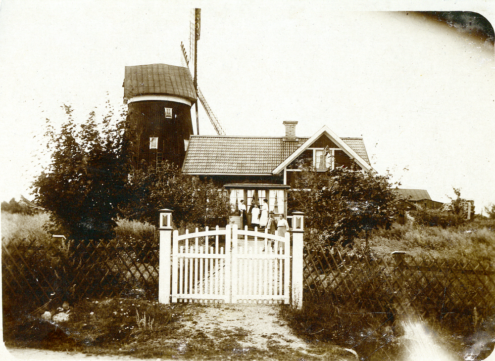 Åsta kvarn och kvarnvilla i Angarn.  Förmodligen är det mjölnaren Johan Dahlberg med hustrun Maria som står på gången nedanför boningshuset.  Flickan i mitten på trappan är ev dottern Ester född 1904.