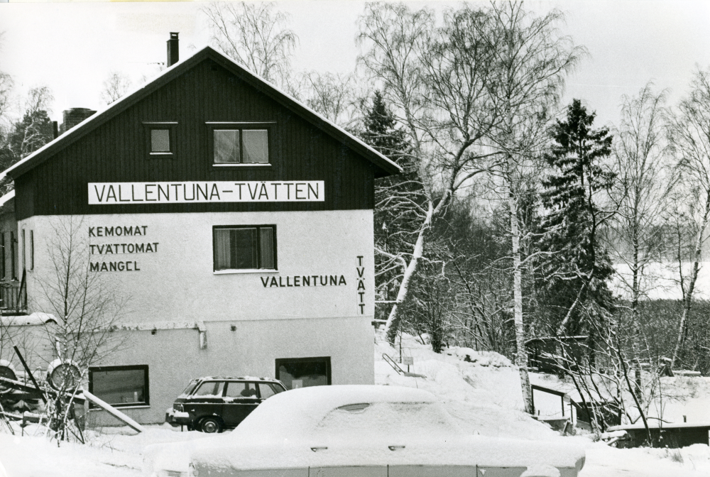 Vallentunatvätten, tvätteriet vid Vallentunasjön. 

•Fotografiet ingår i bildserien ”Vardagsliv i Vallentuna kommun” av Rachael Gough-Azmier & Gunilla Blomé, Haga Studios HB.