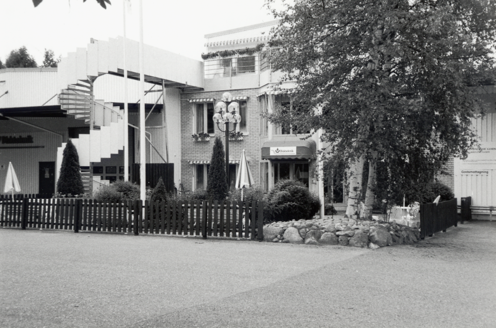 Kontorsdelen i företaget Diskteknik AB, i området Solgårdsgärde med adress Kullabergsvägen 24, tillverkar disk- och rengöringsmedel. Företaget startades av Lasse Barkström i Kullabergs svinhus.  När företaget växte byggdes svinhuset in i de nya lokalerna.  Byggnaderna fick sitt nuvarande utseende efter en brand på 1990-talet, där några pojkar tände på papper vid fabriken