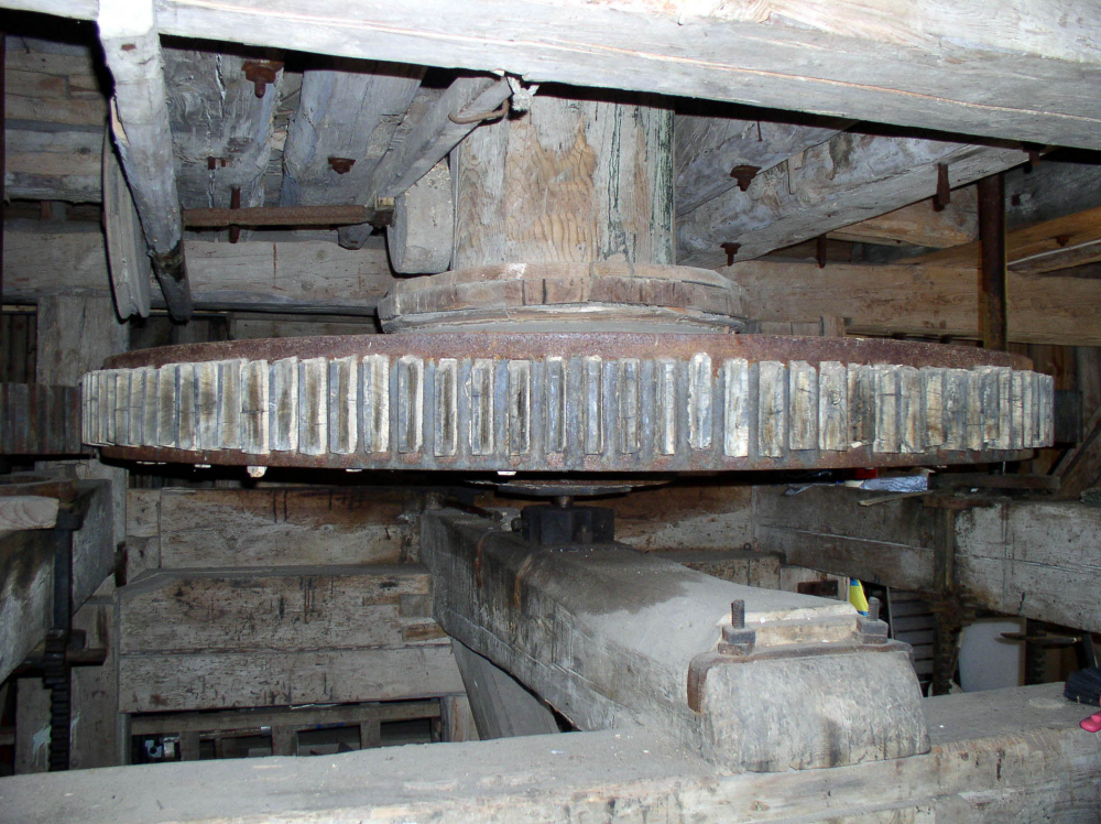 Med hjälp av det stora kugghjulet som var fäst på hjärtstocken överfördes kraften till det lilla kugghjulet vilket i sin tur drev den övre kvarnstenen, löparen. Den undre kvarnstenen kallades liggaren och var fast förankrad.