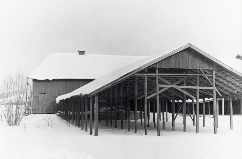 Åby tegelbruk byggdes 1927 av fabrikör C J Gustavsson. Driften lades ner 1968 och bruket brann ner i september 1970. Marken såldes till Riksbyggen