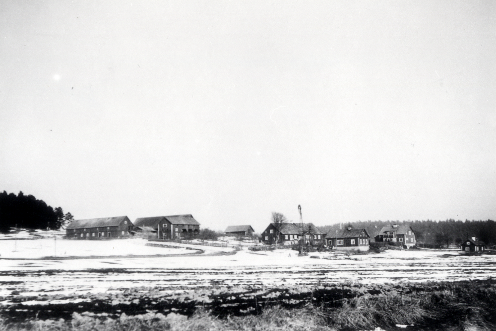 Helgö gård i Frösunda. Gården ägdes av Emanuel Johansson och hans hustru Elin. Familjen hade 13 barn, som alla antog släktnamnet Helgöstam. Huvudbyggnaden var byggd ca 1640 och flygeln t h ca 1700, restaurerad 1944. Huvudbyggnden brann ner till grunden i februari 1960