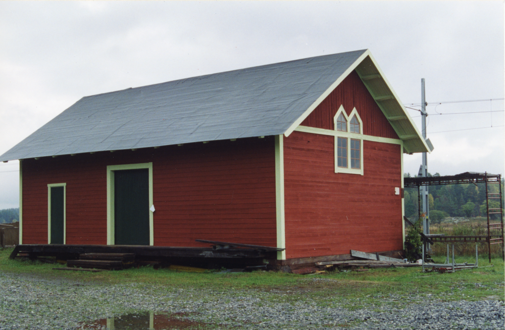 Godsmagasinet vid Frösunda järnvägsstation renoveras. I slutet av 1990-talet tog Frösunda hembygdsförenings beslut om ett bevarande av magasinet. Föreningen ansökte om pengar för det falsade plåttaket, vilket beviljades hos Länsstyrelsen. Fasadens färgsättning har återskapades med utgångspunkt från gamla färglager som skrapades fram närmast träet. På bilden är plåttaket ännu ej lagt. Målning av byggnaden och takarbetet utfördes ideellt av människor i bygden.
Stationsmiljön i Frösunda, med stationshuset, Stinsens tvättstuga och godsmagasinet är ett mycket väl bevarat exempel på hur det såg ut när järnvägen invigdes och byggnaderna utmed banan stod klara. Det stora godsmagasinet invid rälsen användes av järnvägsbolaget för att förvara styckegods som sedan skulle fraktas vidare med tåg. Godsmagasinet finns redovisat på en järnvägskarta från mitten av 1880-talet och är alltså jämnårigt med Roslagsbanan som invigdes 1885. Byggnaden är unik då Länsstyrelsen inte känner till något motsvarande godsmagasin från denna tid i Stockholms län. 