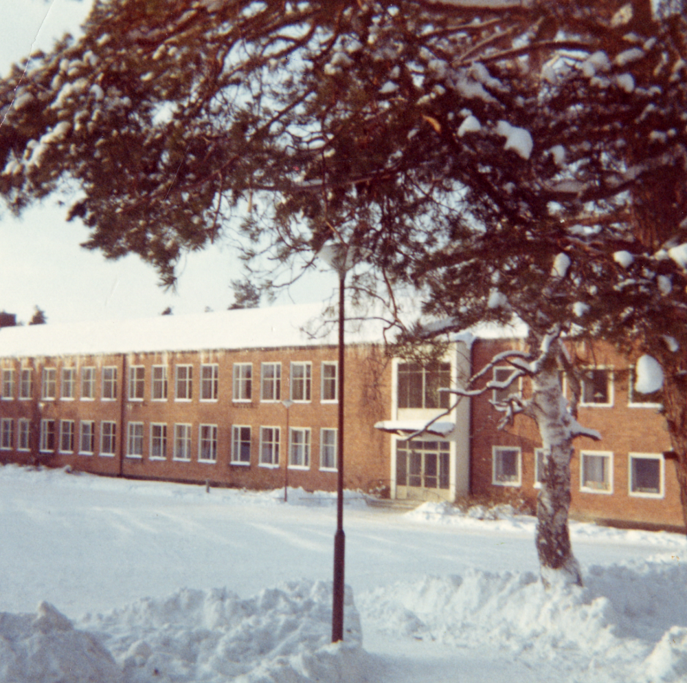 Exteriör från Hjälmsta skola med den nybyggda Centralskolan