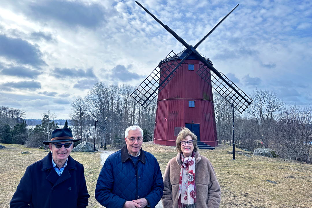 Tre personer framför Väsby kvarn