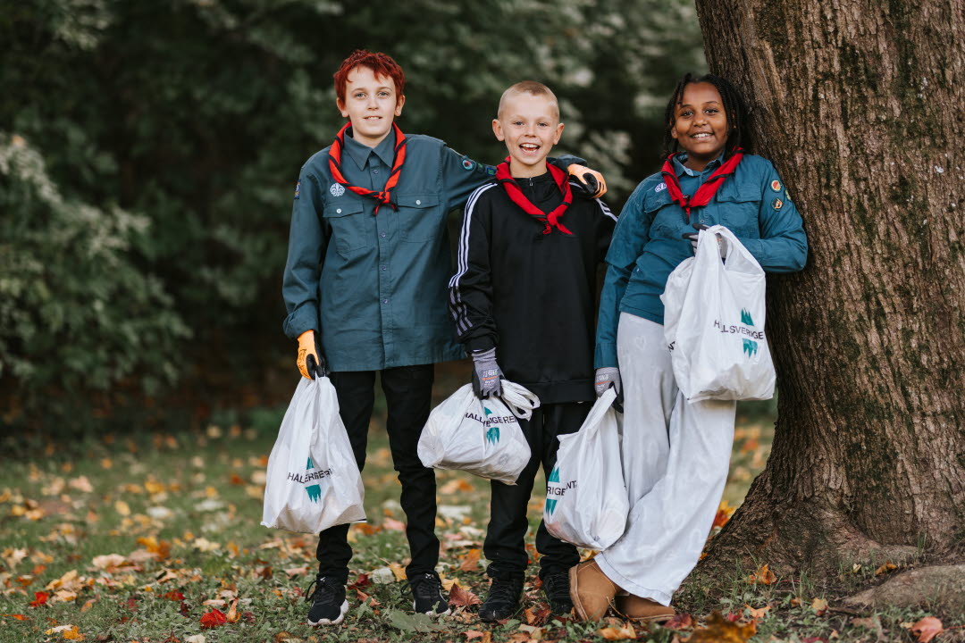 Barn som plockar skräp