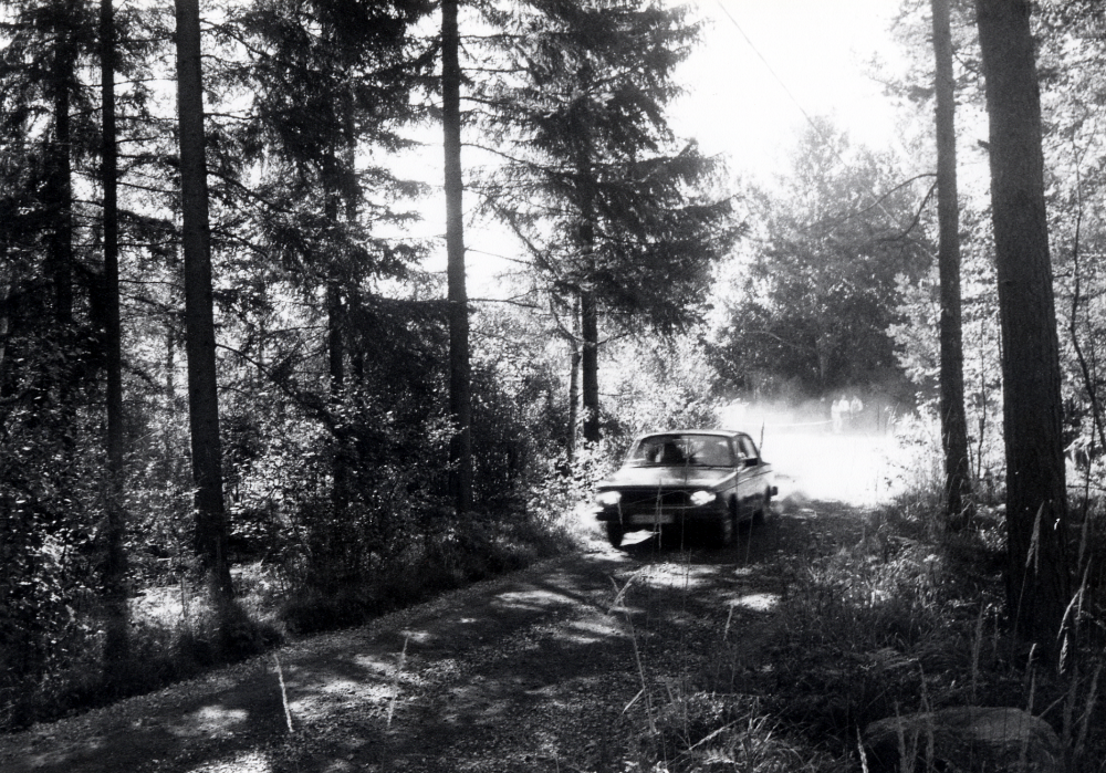 Kontorsspecialen, en motortävling arrangerad av Vallentuna motorklubb. En av specialsträckorna kördes på Fågelsångsvägen mellan Kullaberg och Karlberg i Vallentuna. En Volvo kör på vägen med ett dammoln efter sig