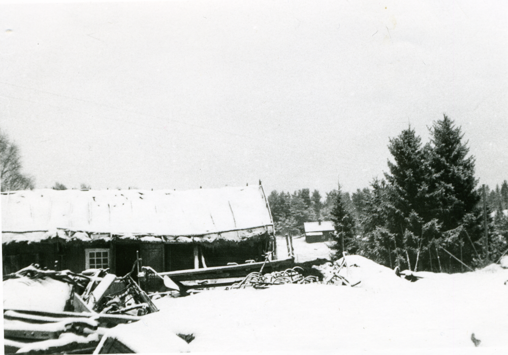 Vid Fagermoda, torp under Molnby gård, låg denna loge. Logen byggdes om på 1930-talet och bestod av ett stall med vagsnbod samt ett hönshus längst till höger. I bildens bakgrund skymtar torpet Kallboda. Vinterbild. Uppgifter och original: Nolle Andersson.