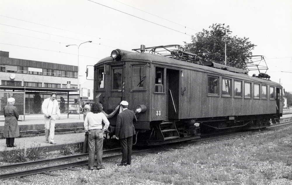 Under hembygdens år 1984 har i varje län en budkavle sänts runt till olika kommuner och hembydsföreningar. Den 27 maj överlämnades budkaveln med veteranbil från Upplands Väsby och togs emot av Vallentuna vid Väsby kvarn. Torsdagen den 31 maj skickades budkaveln vidare till Österåkers hembygds- och fornminnesförening med tåg, vagn 33 på bilden. Samma dag forslades kaveln vidare från Österåker till Össeby-Garn med båt på en del av Långhundraleden, Åkers kanal. Kl 15 samma dag togs budkaveln emot på Gustav Vasakullen i Lindholmen, efter en åktur med häst och vagn mellan Össeby-Garn och Lindholmen. Därefter fördes budkaveln till Närtuna. Den 26 augusti sammanfördes alla budkavlar i en festlighet på Skansen i Stockholm.