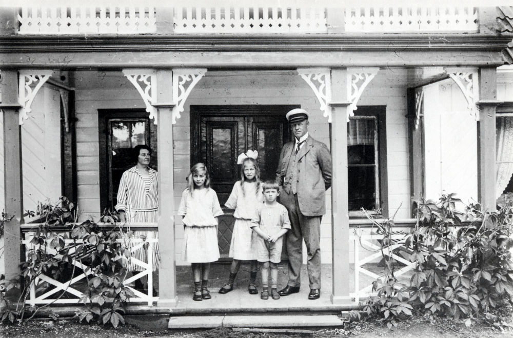 Familjefoto från Brottby gård. På trappan står fr v Karin,  född Lundin, döttrarna Elsa och Greta, sonen Hans, senare med efternamnet Kagrell, samt Johan Alfred Karlsson