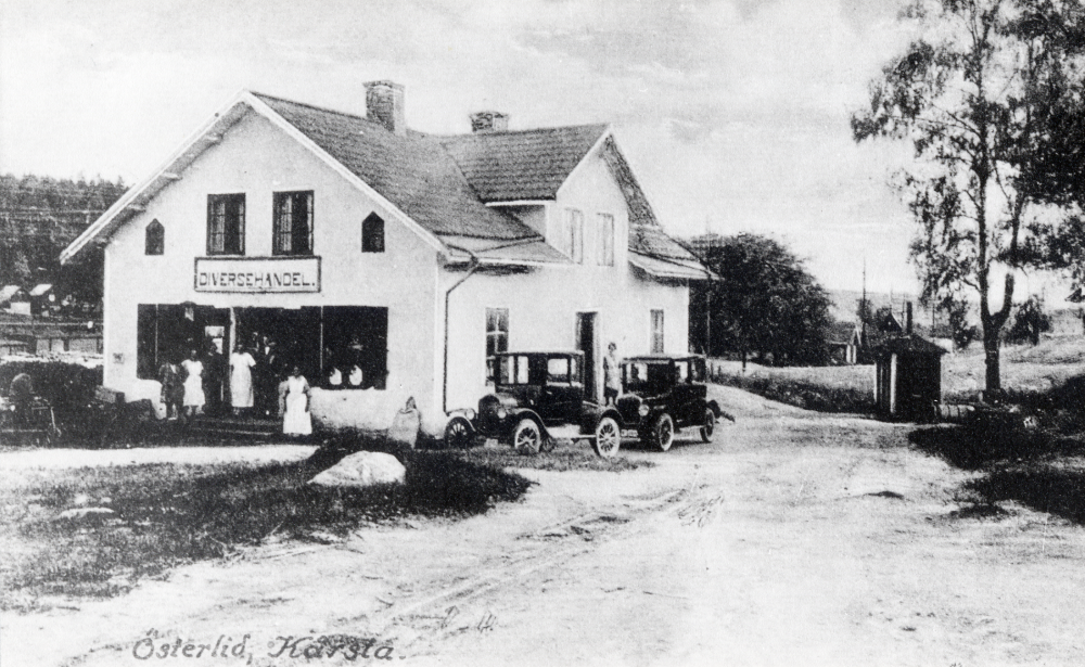 Gottfrid Lundin övertog affärsverksamheten vid Österlids handelsbod 1925 och sålde den vidare 1931. 1936 fick Österlid nya ägare igen när Ebba Staff och hennes man Arvid Staff övertog affären. Fastigheten brann 1942, men återuppfördes och drevs i familjen Staffs regi till 1965. På bilden syns två personbilar parkerade utanför affären som låg norr och Kårsta järnvägsstation.