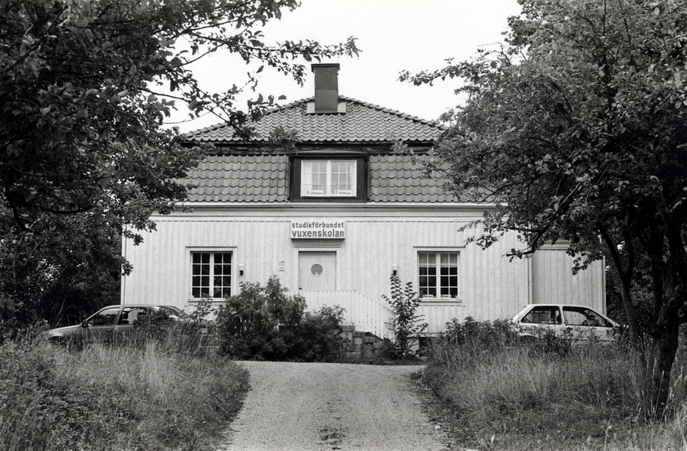 Studieförbundet Vuxenskolan, Åby gata 3 i Vallentuna.  C J Gustavsson, grundare och ägare till Åby tegelbruk, byggde och bodde tidigare i villan där nu Studieförbundet Vuxenskolan har sina lokaler för administration, kurser och föreläsningar.  Huset är en av de s k Tegelbruksvillorna