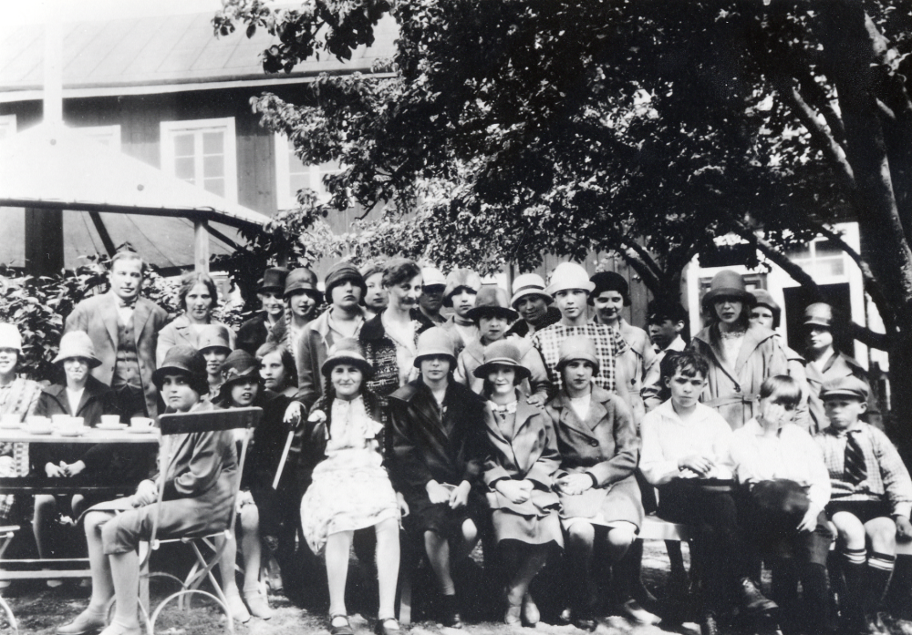 Elever från Angarns skola på resa till Mariefred/Gripsholm? Sittande fr v 6 okända, Inga-Lisa Eriksson, Tyra Logren, okänd, Inez Eriksson, Karl-Olov Eriksson, Hilding Eriksson?, och Lennart Olsson. Stående fr v chauffören Ture Pettersson,, Andrea Pettersson, okänd, Sissi Olsson, okänd, Elsa Olsson, lärarinnan Elna Andersson, 4 okända, Lilly Lindecrantz, Karin Lundin-Edman, Harry Johansson?, Gunvor Johansson, Ingrid Johansson och okänd