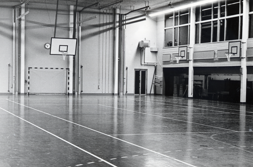 Sporthallen i Hjälmsta skola invigdes den 8 november 1961. Hallen har en vikvägg, som gör det möjligt att dela hallen till två gymnastiksalar