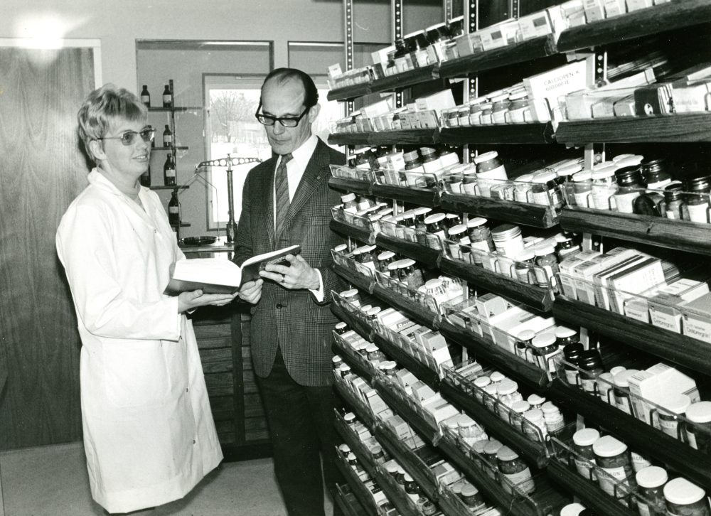 Apoteket Runan i Vallentuna öppnade i en barack på Vårvägen.  Tidigare hade Vallentunaborna hämtat sin medicin i Vallentuna färgaffär på Centralvägen (nuv.mäklarfirma).  Apotekare Kerstin Hansson t v.  När Tunahuset stod klar t i oktober 1973 flyttade Apoteket Runan dit  Folkets Hus köpte baracken 1982 och den flyttades till tomten Banvägen-Hövdingavägen och byggdes till med en vinkelbyggnad parallell med Banvägen och  invigdes 30 april 1983.