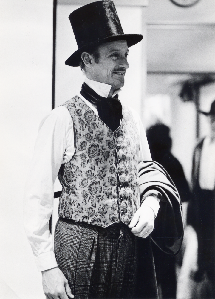 Klädedräkten i konsten. Eva Rahmqvist visar bilder ur konsthistorien och mannekänger i historiska dräkter framträder.  Här visar Sigge Rahmqvist hur en man var klädd i mitten av 1800-talet.  Ett program i Vallentunasalen