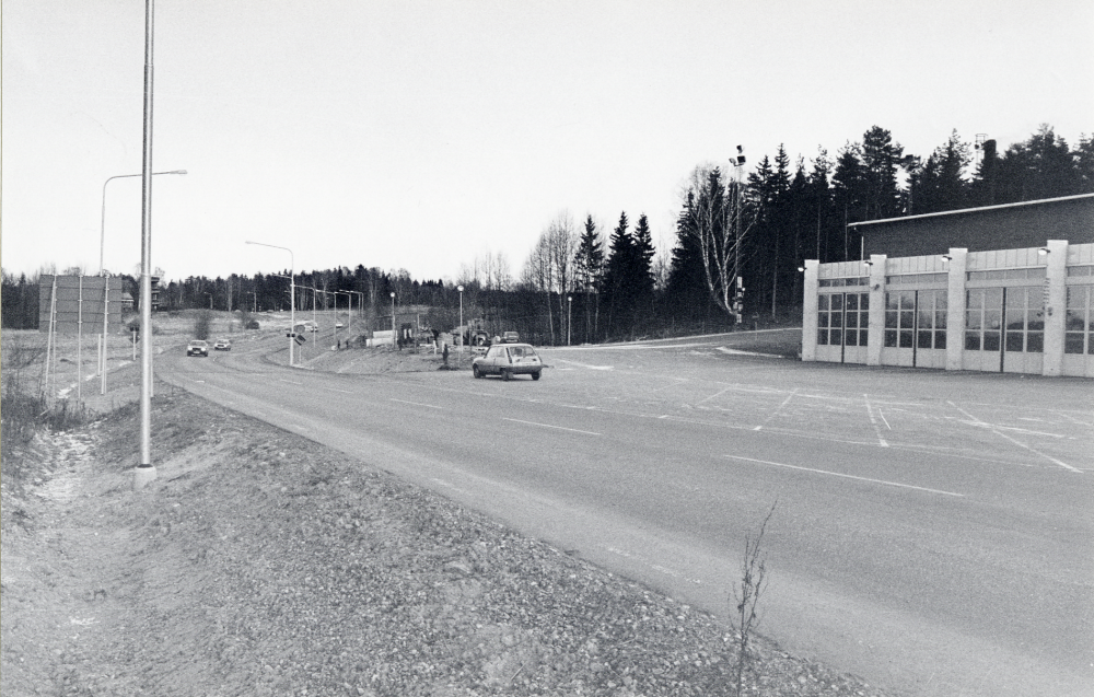 Vallentuna brandstation  vid infarten från Angarnsvägen på  Lindholmsvägen.  En ny vägsträcka har byggts från Angarnsvägen fram till infarten till Vallentuna IP