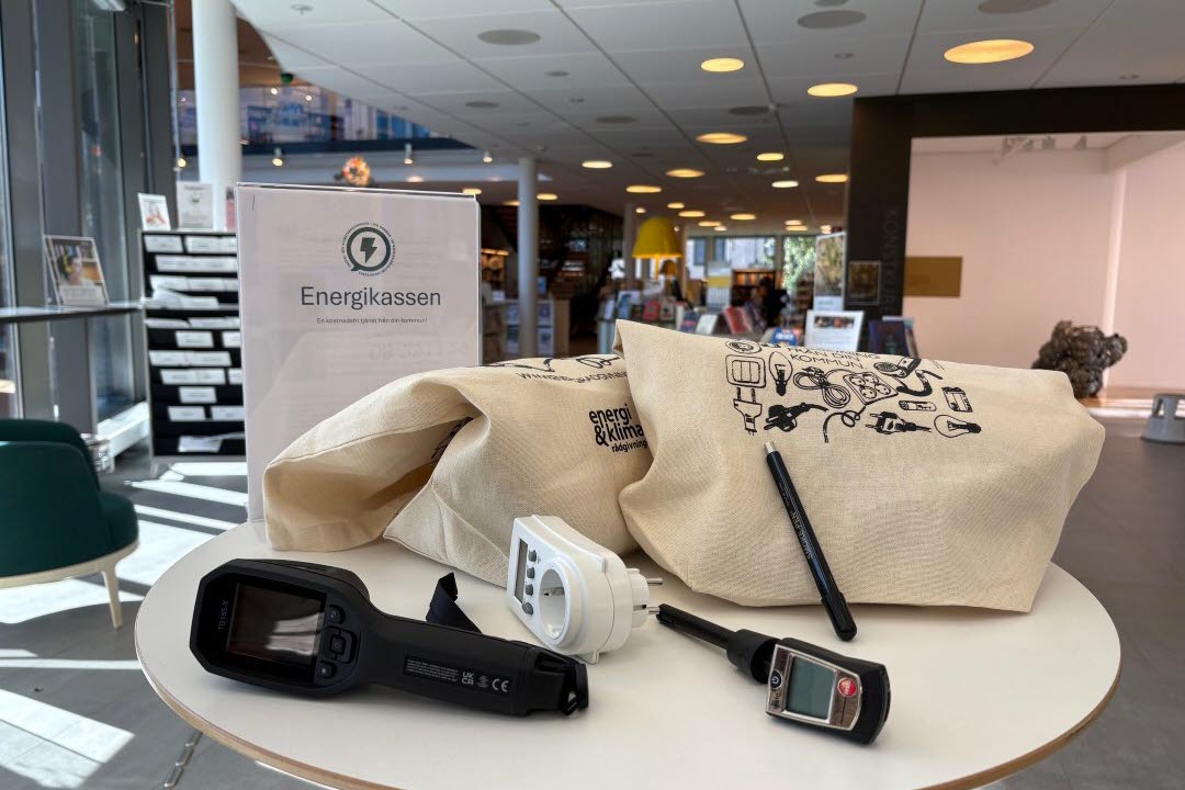 Energikassens innehåll på ett bord i biblioteket.
