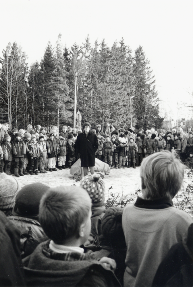 Bitte Jonason-Åkerlunds skulptur "Kattunge" återinvigs vid Ormstaskolan en kall januaridag 1997.  Alla barn i skolan deltar.  Sång och musik ingår också i programmet.  Vid den övertäckta statyn invigningstalar kommunal- rådet Birgitta Almlöf.  "Kattunge" i betong har funnits på skolgårdens norra sida i många år, men med tiden blivit sliten och skadad.  Vid invigningen presenteras en kattunge täckt av brons