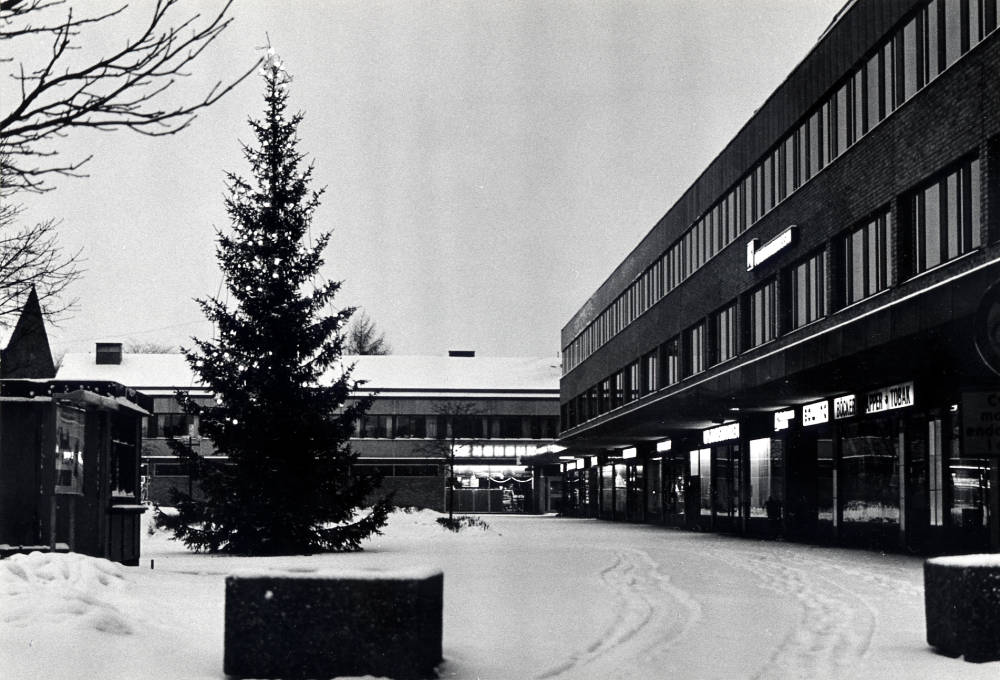 Vallentuna centrum med Tuna torg i förgrunden julafton 1978. Tv ett lotteristånd den kommunala julgranen Konsumhuset och t h Tunahuset