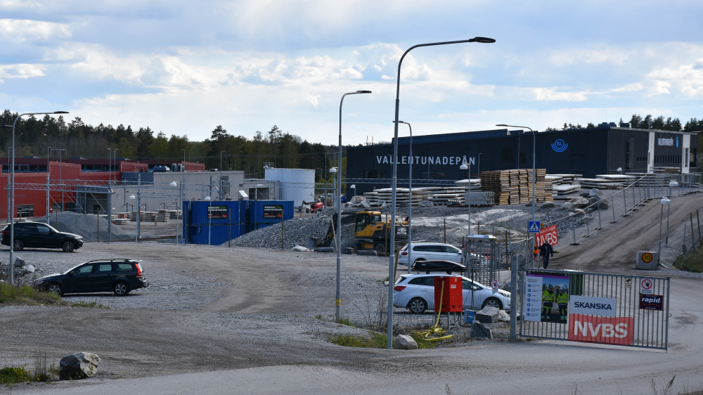 Roslagsbanans nya vagndepå. i Molnby. Ängar och åkrar söderut sett från torpet Brötet har gett plats för den nya vagndepån.