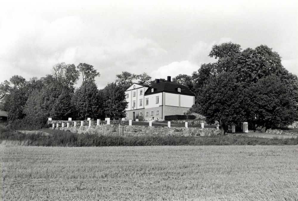 Lindö gård i Vallentuna har nyligen restaurerats utvändigt i gult och rosa (efter Åkerö herrgård i Sörmland). Ägare Nils-Göran och Lena Krantz med familj