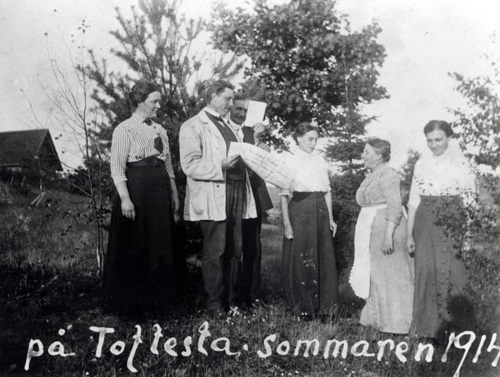 På Toftesta gård i Össeby-Garn sommaren 1914.  T v står Maria och Gustaf Almén, gårdens ägare