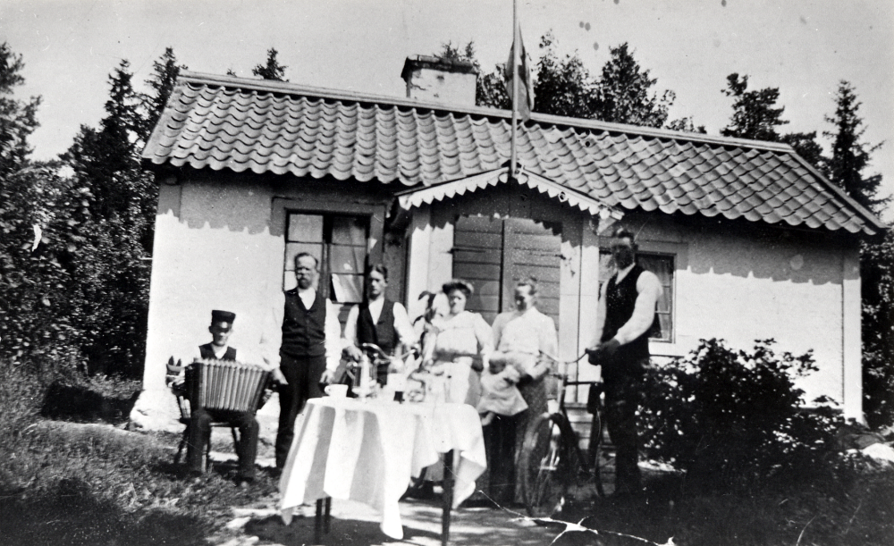 Familjen  Grönberg samlad utanför Smedstorpet vid Lindö gård. Fr v Henrik Grönberg, Carl Grönberg, Oscar Grönberg, som senare blev far till skådespelaren Åke Grönberg,      Magnhild Grönberg, Olivia Grönberg med dotterdottern Anna samt Ernst Grönberg