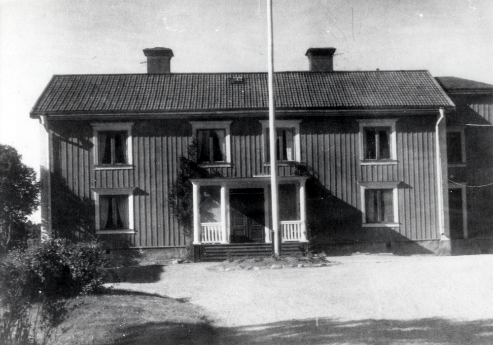 Väsby gård i Vallentuna i slutet av 1960-talet. Gården med sina ekonomibyggnader revs i början av 1970-talet. Bostadsområdet Sörgården och Norrgården byggdes på gårdens mark.  Man kan fortfarande se gårdens grindstolpar och 'allé' t v om Sörgården.  Här syns huvudbyggnaden