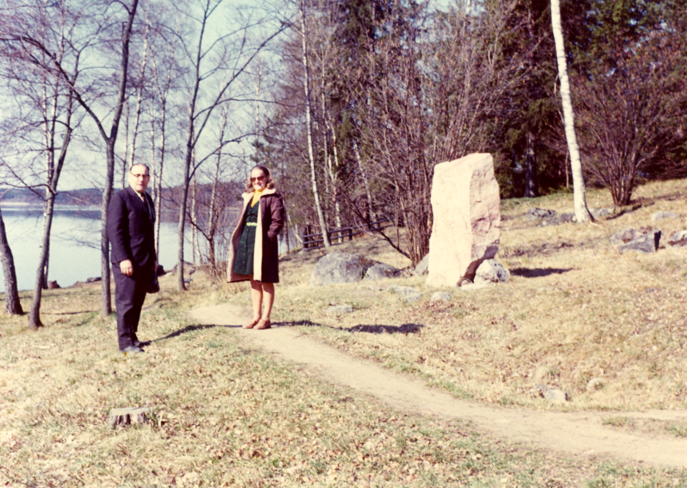 Arkils tingstad i Bällsta vid Vallentunasjöns strand. Thure Rundäng och Lillian Glav under en rundresa i Vallentuna, då nya skyltar vid en del av våra runstenar sattes upp