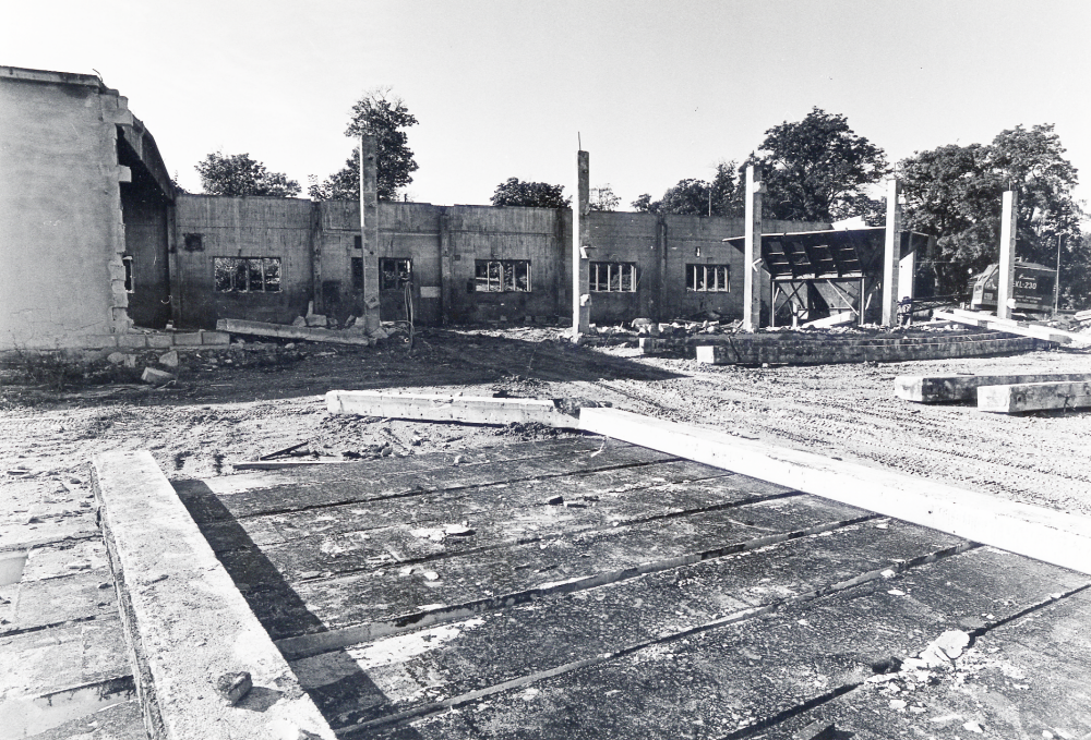 Liljeholmens cementvarufabrik  i  Bällsta  rivs för att ge plats åt ett nytt bostadskvarter med radhus,  Bällstagård.  Foto taget från Bällstavägen  mot nordost