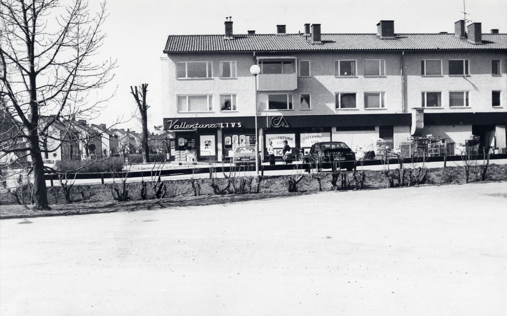 Vallentuna livs, Ica-hallen låg i korsningen  Allévägen  och  Mörbyvägen.  Innehavare  Bertil Ihrfeldt.  Affären flyttade till  Tärningen  i oktober 1982.