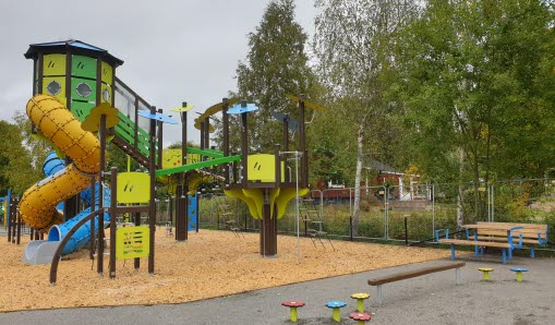 En lekpark med rutchkana och klätterställning