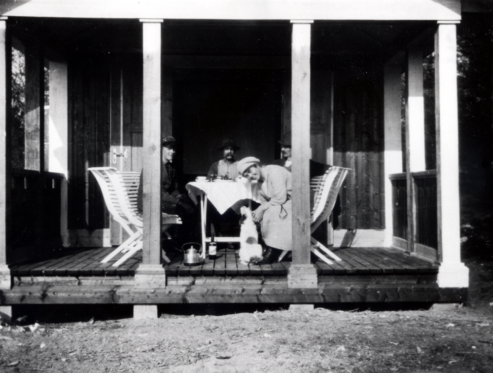 Claës Erik Schram köpte 1921 tomtmark öster om Ormsta gård för att bygga ett sommarställe.  Det fick namnet Schramsta.  Sommaren 1923 är huset färdigbyggt.  På tomten fanns ytterligare en byggnad, dess gavel med veranda vette mot väster och kallades "Aftonsången".  Byggnaden inrymde också gästrum och mangelbod. På verandan sitter Bo eller Lennart Carlsson, son till Marie-Louise Schrams bror CM Carlsson som bodde på Solsta norr om Schramsta, grannen C J Pettersson, "Brännar-Pelle", bodde öster om Schramsta i Sigridslund, C M Carlsson och Marie-Louise Schram med familjens hund