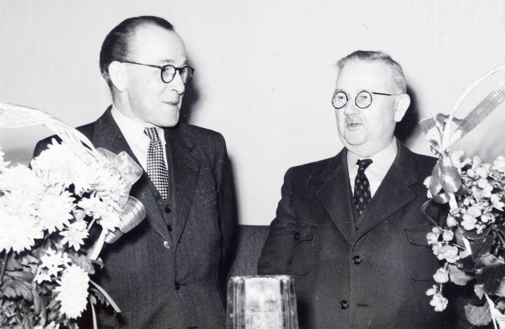 Folkskollärare Bernhard Bengtsson och kommunalnämndens ordförande lokförare Hugo Rosén. Bernhard levde 18 september 1899 till 26 oktober 1979, hans hustru Linnea levde 29 november 1910 och dog 18 december 2003
