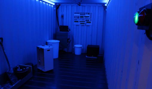 Inuti containern där man upplever skyddsrum under simulering