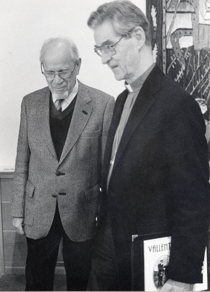 Biskop Krister Stendahl kåserar i programmet En riktig fettisdag i Vallentunasalen.  Här samtalar biskopen t h med pastor emeritus Sigurd Henriksson från Vallentuna