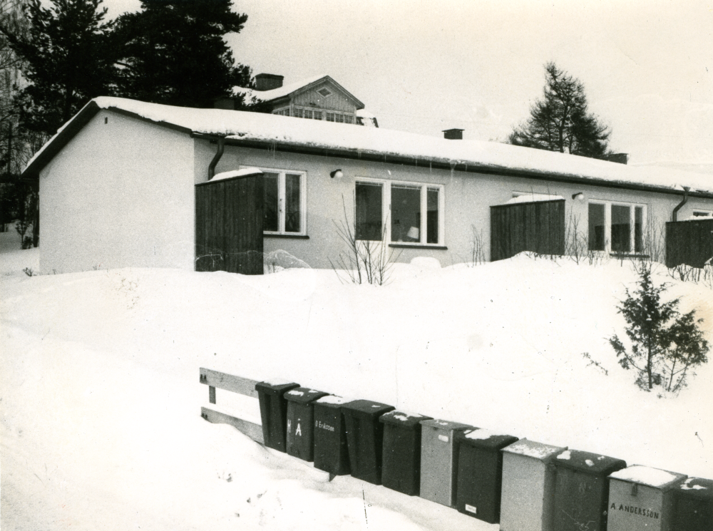 Pensionärslägenheterna Libby på norra sidan av infarten från gamla Norrtäljevägen. Vinterbild.