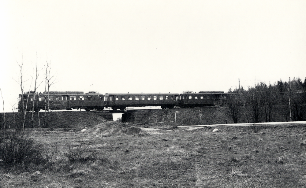 Roslagsbanan  passerar  viadukten  över  Karlsbergsvägen