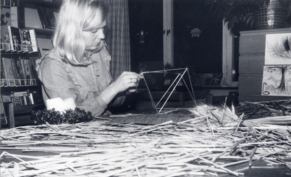 Ingrid Ullman  gör delar till en  halmoro  vid  uppesittarkväll  med julpyssel för personalen vid  Vallentuna bibliotek