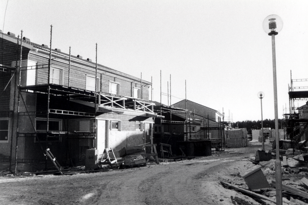 Nedanför Västanberga gård byggs ett nytt bostadsområde som får adresserna Östergården och Västergården. Här pågår byggnadsarbeten